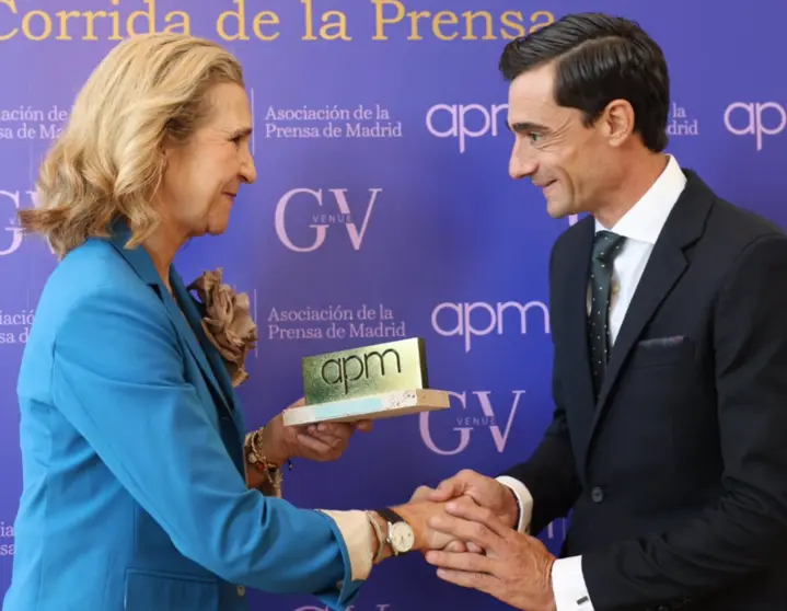  La infanta Elena entrega a Paco Ureña la Oreja de Oro de la APM, a la que felicita por "cuidar las tradiciones" - MIGUEL J. BERROCAL/APM 