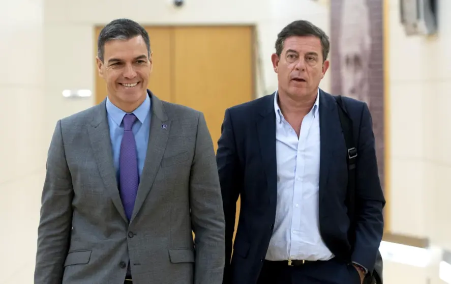  El presidente del Gobierno en funciones, Pedro Sánchez (i), y el diputado del PSOE, José Ramón Gómez Besteiro (d). - Alberto Ortega - Europa Press 