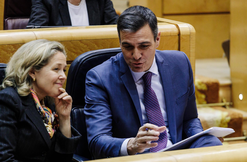  La vicepresidenta primera y ministra de Asuntos Económicos y Transformación Digital, Nadia Calviño, y el presidente del Gobierno, Pedro Sánchez, en un pleno del Senado, a 31 de enero de 2023, en Madrid (España) 