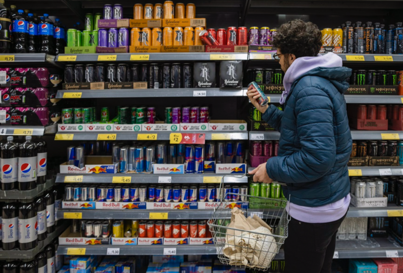  Archivo - Un joven mira la sección de bebidas energéticas en el supermercado. - SOLSTOCK - Archivo 