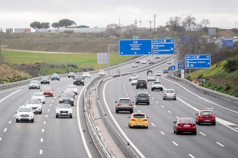  Varios coches circulan por la autovía del Suroeste, A-5, a 8 de enero de 2023, en Madrid 