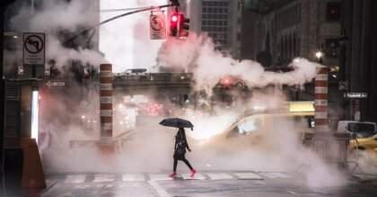  Mujer en una ciudad contaminada 