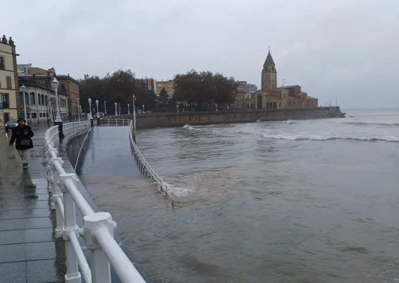  Temporal de lluvia y viento en Gijón. - EUROPA PRESS 