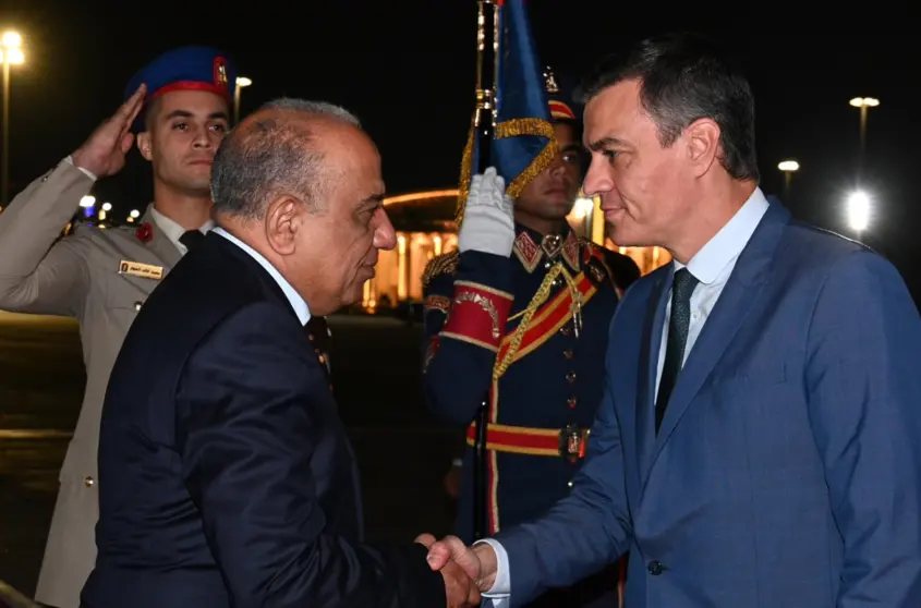  El presidente del Gobierno en funciones, Pedro Sánchez, ha llegado esta noche a El Cairo, donde mañana tendrá lugar la Cumbre de El Cairo por La Paz, convocada por el presidente de la República de Egipto, Abdel Fattah al Sisi. - MONCLOA 