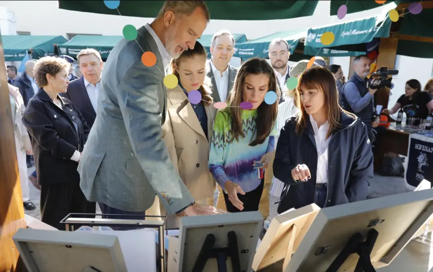  (I-2D) El Rey Felipe VI, la princesa Leonor y la Reina Letizia visitan al ganador del Premio al Pueblo Ejemplar de Asturias 2023, a 21 de octubre de 2023, en Arroes, Villaviciosa, Asturias (España). Las parroquias de Arroes, Pion y Candanal, situadas en e - Jorge Peteiro - Europa Press 