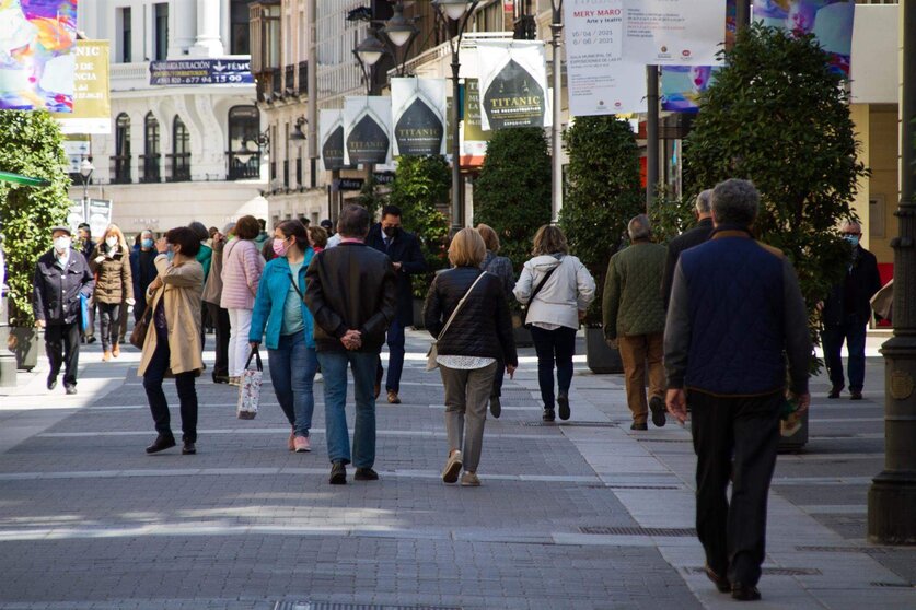  Personas caminando por la calle Santiago de Valladolid 