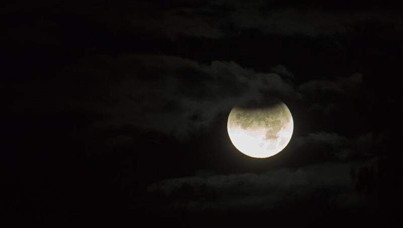  Vista de un eclipse parcial de luna/ Imagen: EFE 