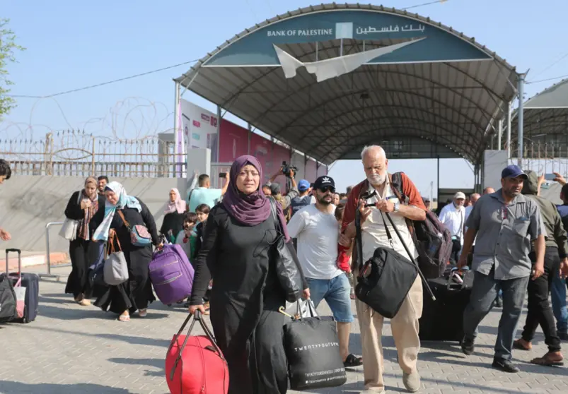  Varias personas se preparan para salir de la Franja de Gaza hacia Egipto a través del cruce de Rafah, en el sur de la Franja, el 1 de noviembre de 2023. - Europa Press/Contacto/Khaled Omar 