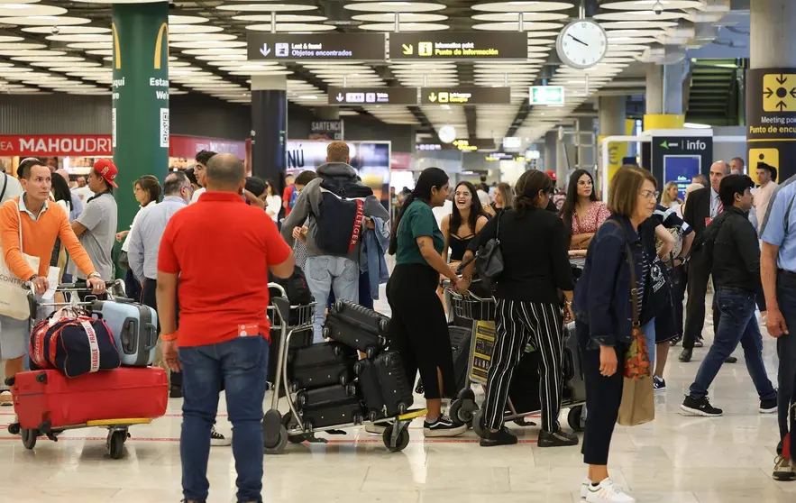  Varias personas con maletas en el Aeropuerto Adolfo Suárez-Madrid Barajas 