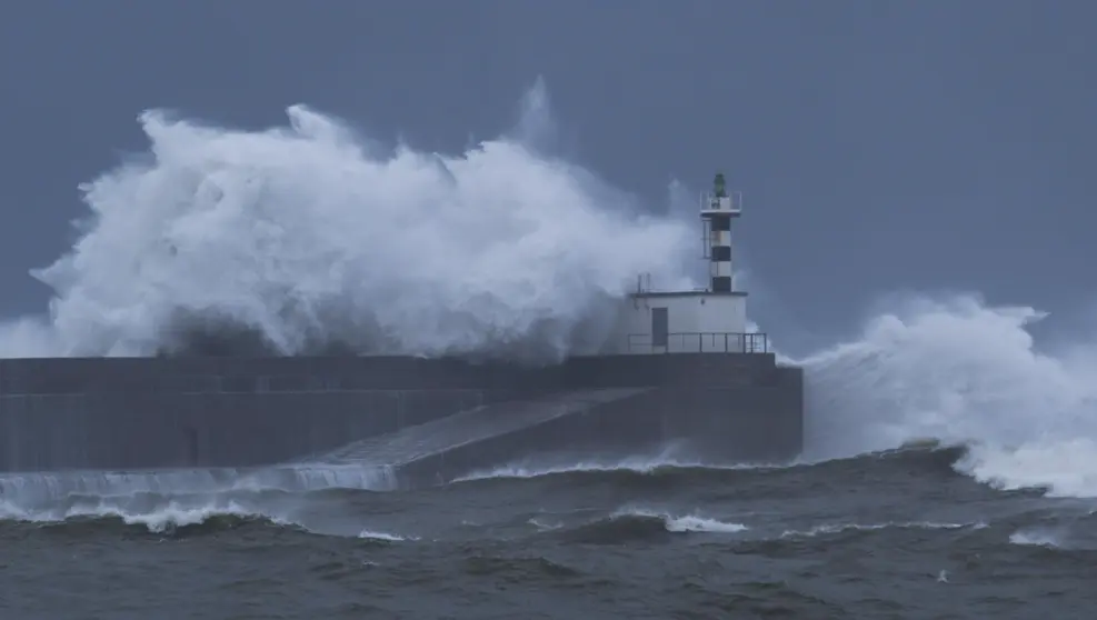  Archivo - Olas rompen contra el faro de la localidad de San Esteban de Pravia - Jorge Peteiro - Europa Press - Archivo 