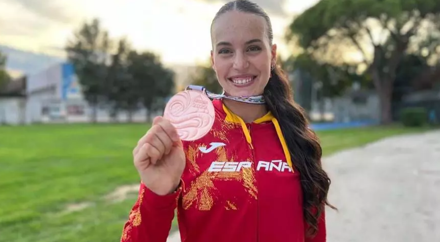  Carmen Avilés con una de las medallas 