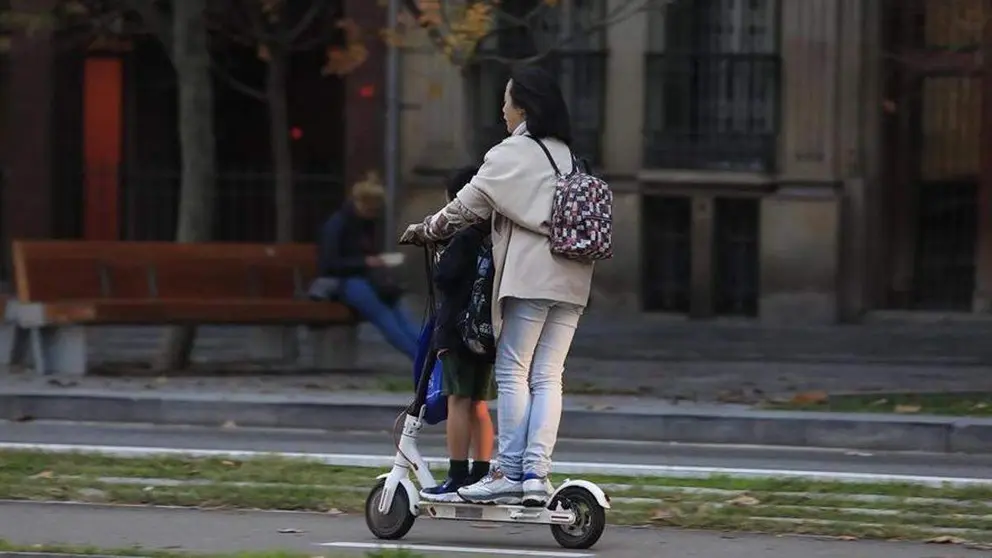  Una madre y su hijo en patinete eléctrico 