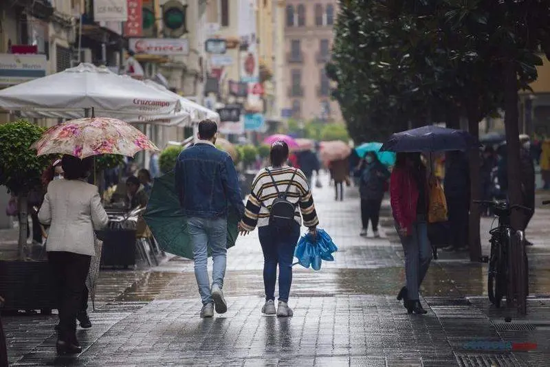  Pareja bajo la lluvia de Córdoba 