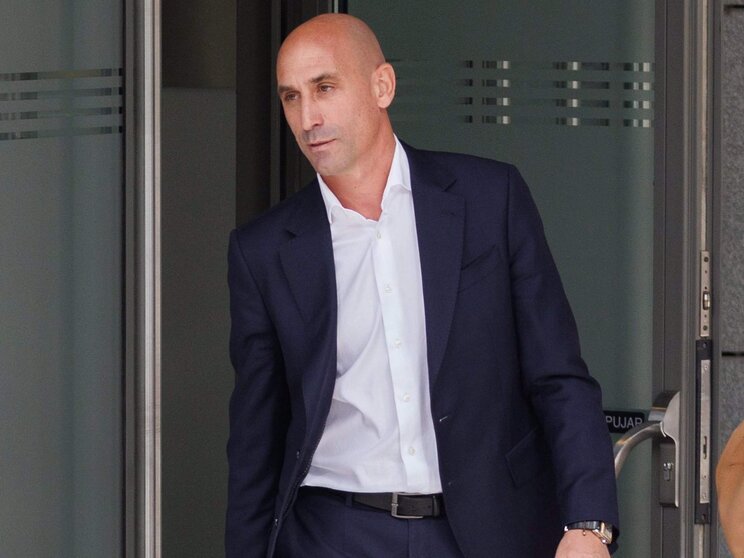  El expresidente de la Real Federación Española de Fútbol (RFEF), Luis Rubiales, sale de declarar en la Audiencia Nacional, a 15 de septiembre de 2023, en Madrid (España). El juez de la Audiencia Nacional Francisco de Jorge interroga hoy al expresidente de la Real Federación Española de Fútbol (RFEF), Luis Rubiales, como imputado por el beso en la boca que propinó a la jugadora de la selección Jenni Hermoso en la entrega de trofeos del Mundial en Sidney (Australia). Fue este lunes, 11 de septiembre, cuando el juez admitió la querella presentada por la Fiscalía por los delitos de agresión sexual y coacciones contra Rubiales.<br>15 SEPTIEMBRE 2023;RUBIALES;AUDIENCIA NACIONAL;RFEF;FUTBOL<br>Eduardo Parra / Europa Press<br>15/9/2023 