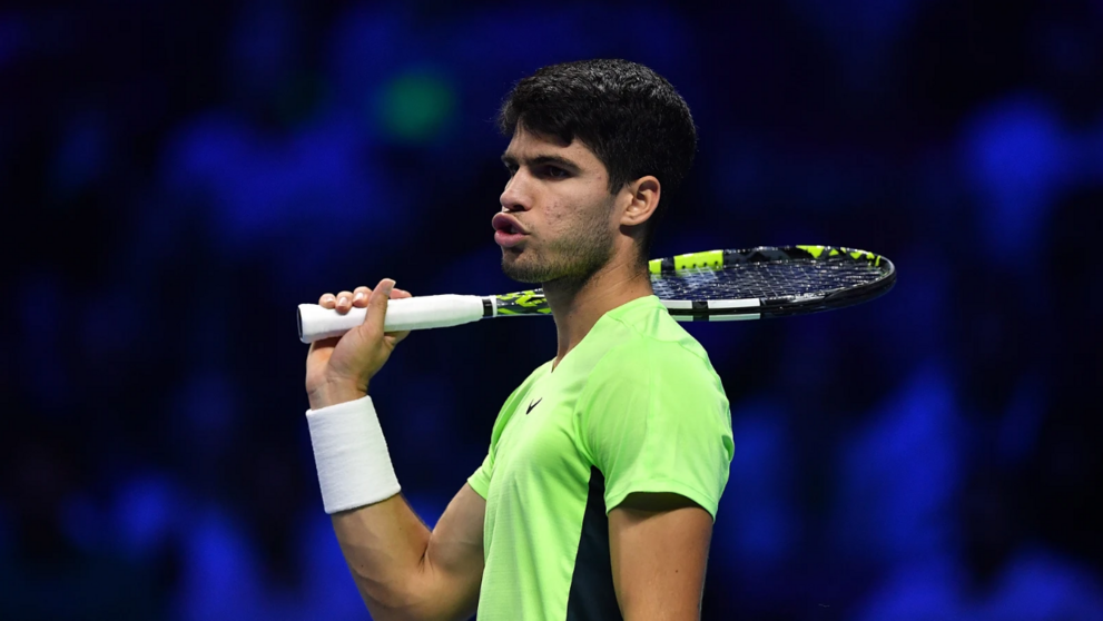  Carlos Alcaraz se desepera con un error ante Novak Djokovic 