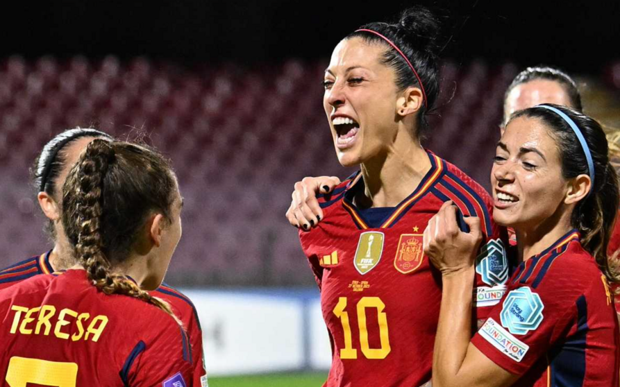  Jenni Hermoso ha vuelto de la mejor manera posible a la selección española, marcando en las postrimerías del partido el gol que le ha dado la victoria ante Italia en la tercera jornada de la Nations League (0-1)<br><br>Tras un buen inicio, España sudó para encontrar huecos en la defensa de su rival, pero con el tanto de Jenni Hermoso encarrila la clasificación para la fase final de la competición donde se disputarán las plazas de Europa para los Juegos Olímpicos.<br><br>España empezó creando varias ocasiones de gol, con cuatro remates peligrosos en los primeros diez minutos. Por su parte, Italia tuvo su primera y única ocasión de la primera parte en un córner rematado por Linari al que respondió a una mano Cata Coll. 