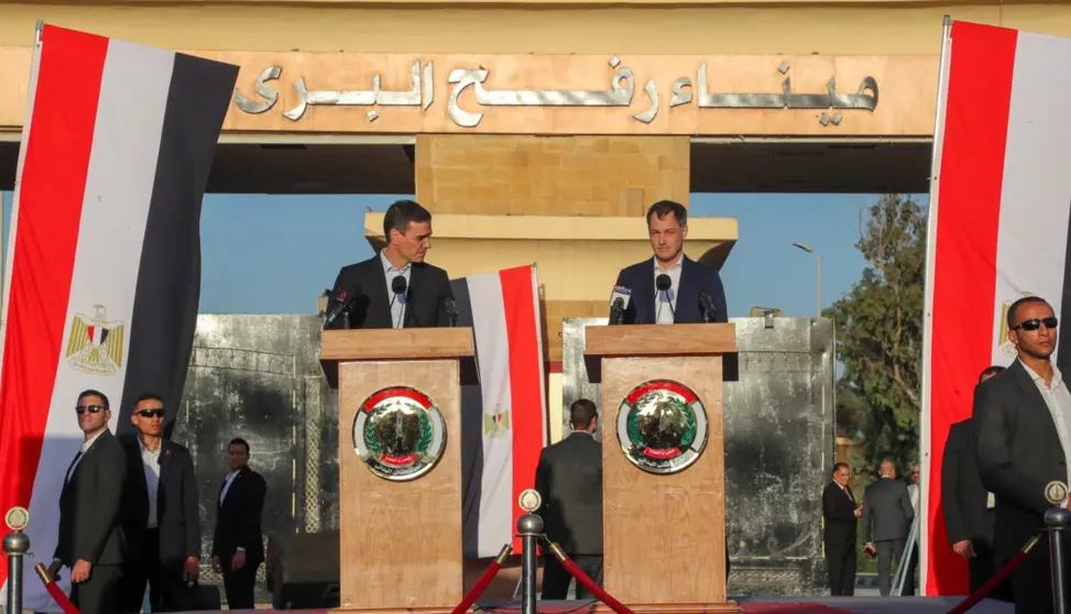  24 November 2023, Egypt, Rafah: Belgian Prime Minister Alexander De Croo and Prime Minister of Spain Pedro Sanchez hold a press conference at Rafah border crossing in Egypt. Photo: Nicolas Maeterlinck/Belga/dpa - Nicolas Maeterlinck/Belga/dpa 