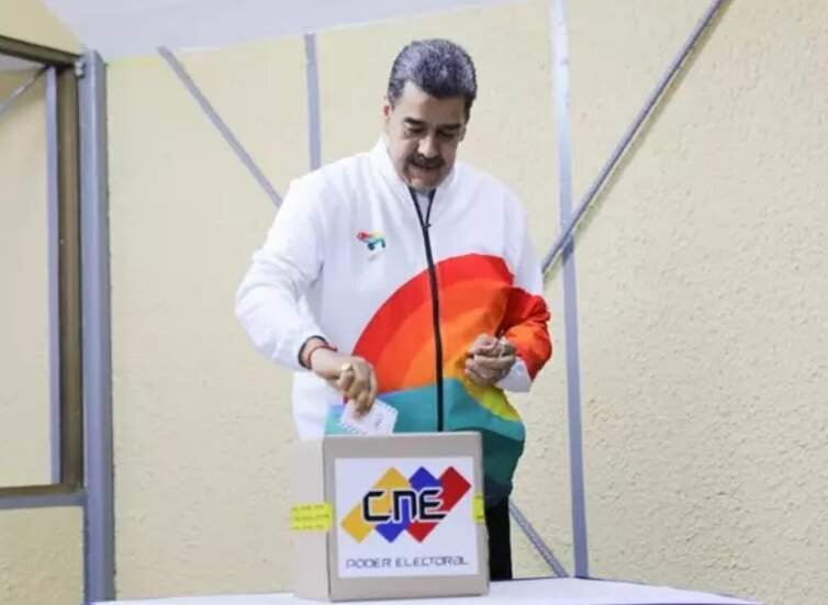  Nicolas Maduro votando 