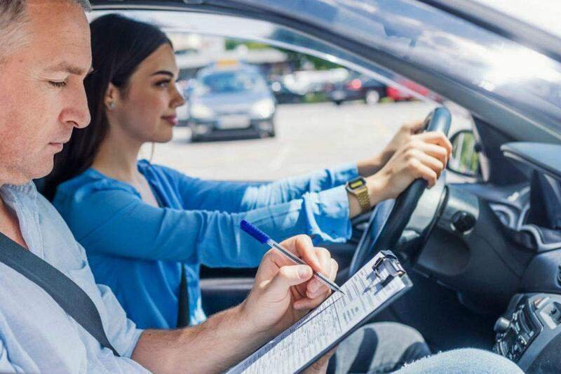  Examinador y conductora en un examen de conducir 