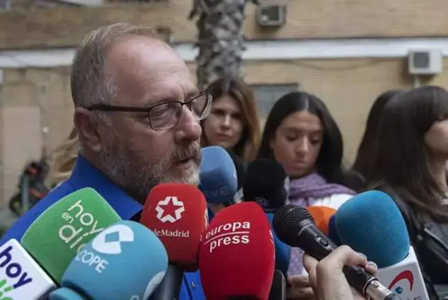  El padre de Marta, Antonio del Castillo atiende a los medios de comunicación ante al puerta de su domicilio 