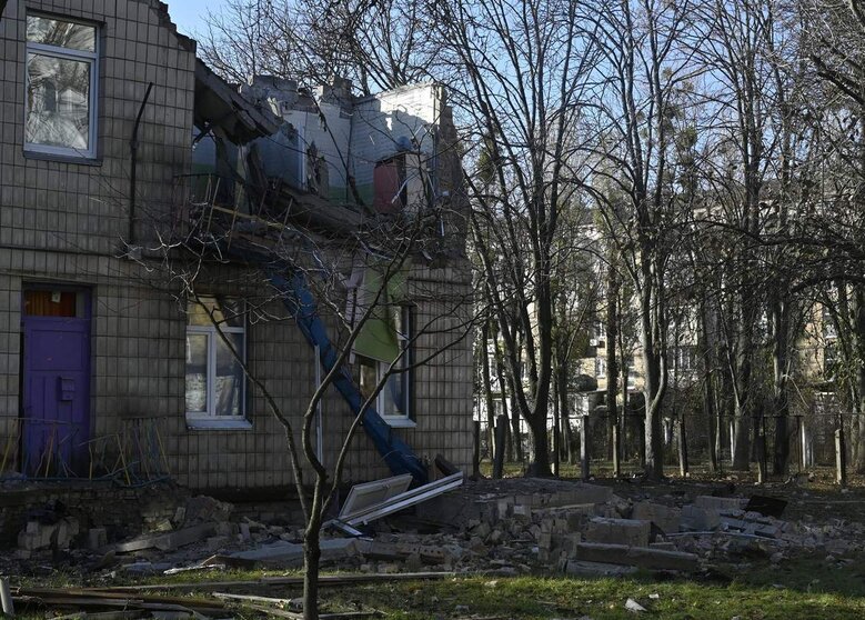  Escuela destruida en Kiev 