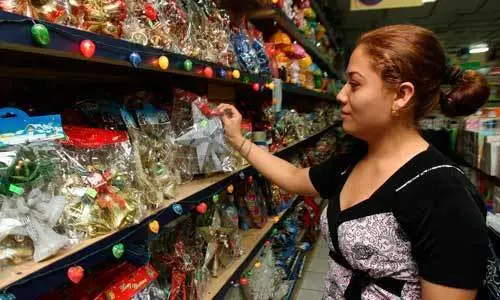  Mujer comprando adornos navideños 