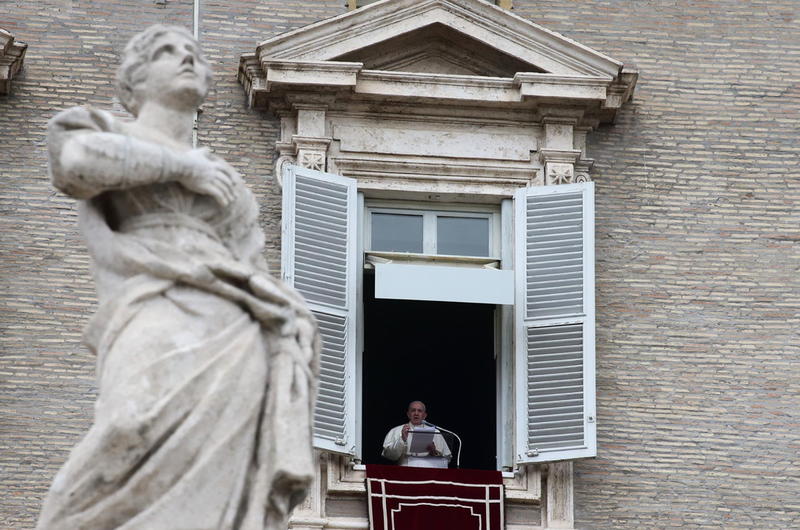  El Papa Francisco, asomado al balcón de la ventana de su estudio privado en el Palacio Apostólico que da a la plaza de San Pedro de El Vaticano, este domingo 2 de mayo - Evandro Inetti/ZUMA Wire/dpa 