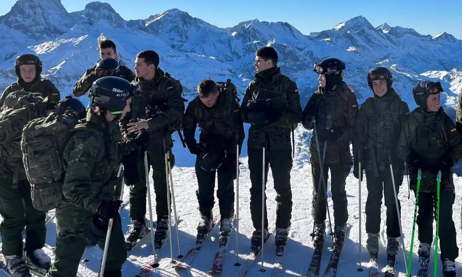  La Princesa de Asturias junto a sus compañeros de la Academia de Zaragoza en el Pirineo aragonés - CASA DE S. M. EL REY 