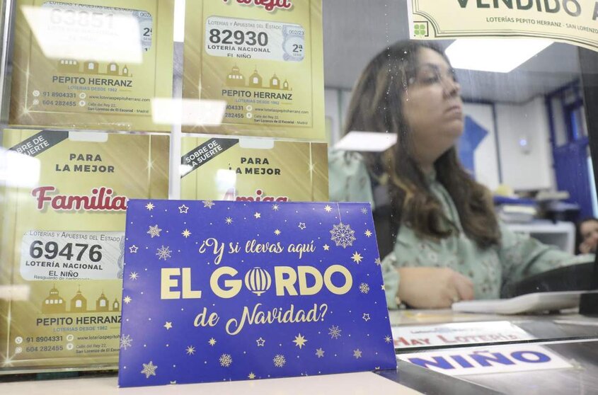  Archivo - Un sobre donde se guarda la lotería en la administración situada en la calle del Rey llamada ‘Pepito Herranz’, que ha vendido parte del número 5490 correspondiente al 'Gordo' del Sorteo Extraordinario de la Lotería de Navidad, a 22 de diciembre - Rafael Bastante - Europa Press - Archivo. 