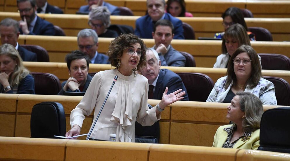  La vicepresidenta cuarta y ministra de Hacienda y Función Pública, María Jesús Montero, interviene durante un pleno en el Senado - Fernando Sánchez - Europa Press 