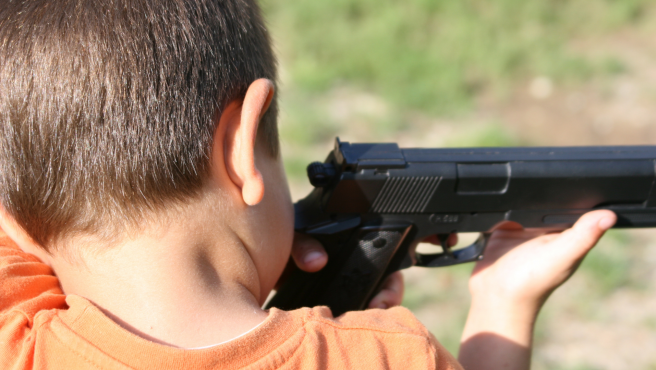  fotografia-de-un-nino-con-una-pistola-los-servicios-de-emergencia-no-pudieron-hacer-nada-por-salvar-la-vida-del-nino-que-se-disparo-con-una-pistola 