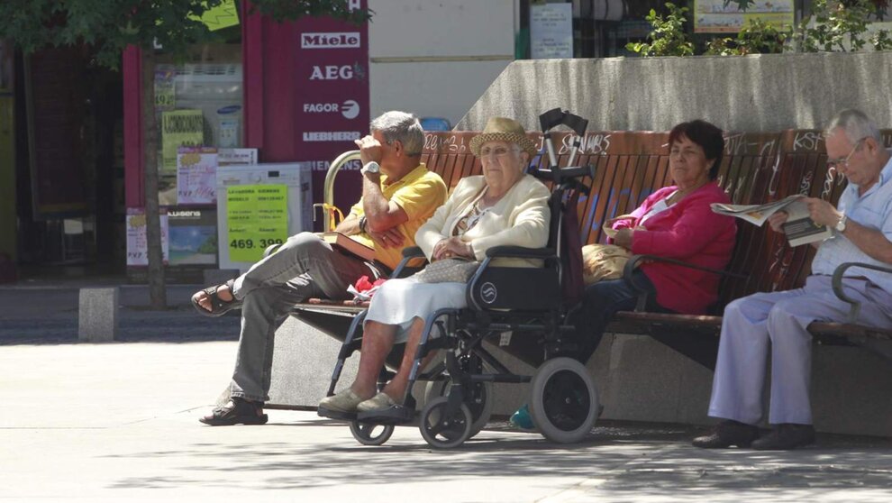  Archivo - Ancianos tomando el sol en un banco. - EUROPA PRESS - Archivo 