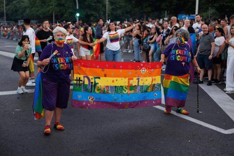  Asistentes disfrutan en la manifestación por el Orgullo LGTBIQ+ 