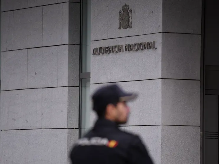  Un agente de Policía en la entrada de la Audiencia Nacional, a 16 de octubre de 2023, en Madrid (España). 