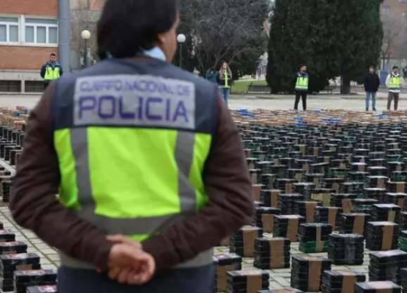  Varios agentes de policía muestran el alijo incautado en un operativo contra el tráfico de drogas en el Complejo Policial de Canillas 