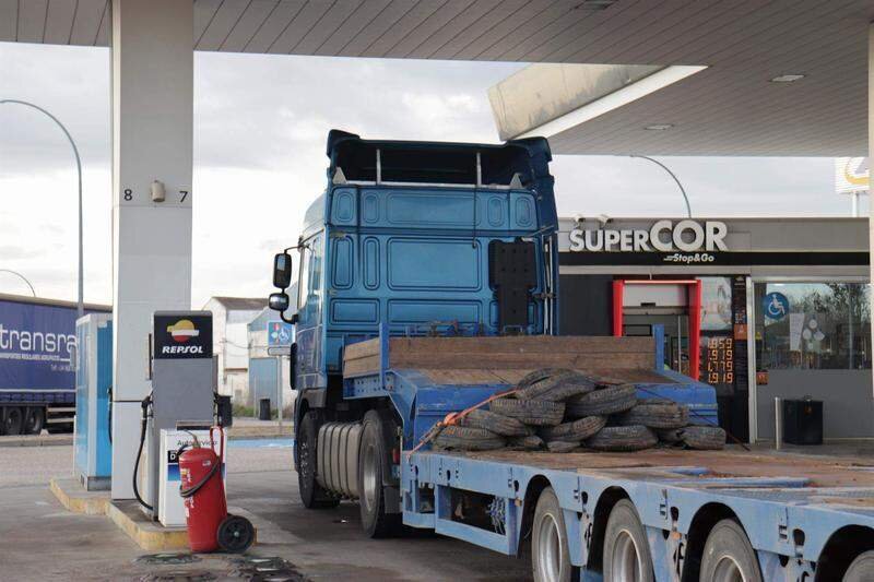  Archivo - Camión estacionado en una gasolinera - Raúl Fraile - Europa Press - Archivo 