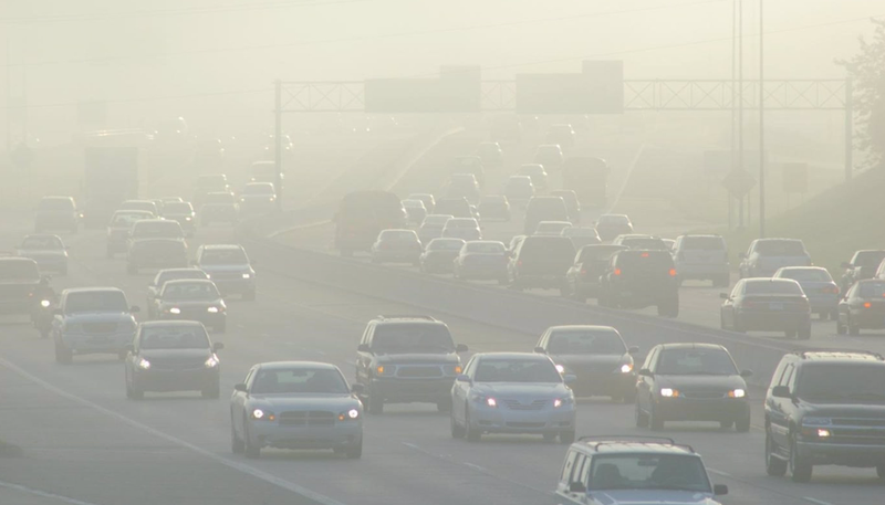  Archivo - Contaminación, tráfico, atasco, coches, niebla - INTERMOUNTAIN MEDICAL CENTER HEART INSTITUTE. 