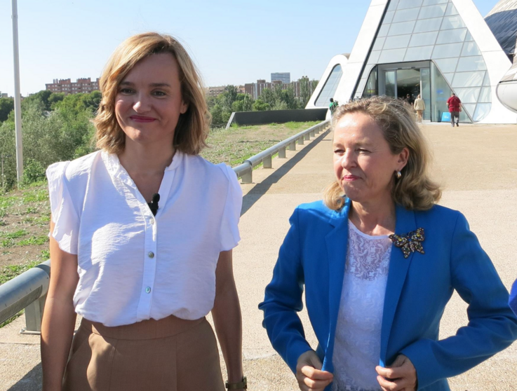  La candidata socialista al Congreso por Zaragoza, ministra de Educación y portavoz del PSOE, Pilar Alegría, y la vicepresidenta primera y ministra de Asuntos Económicos y Transformación Digital, Nadia Calviño, antes de visitar el espacio Mobility City. - EUROPA PRESS 