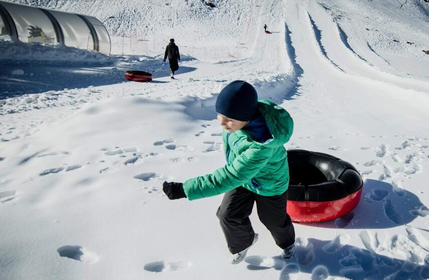  Un niño se dispone a lanzarse con un flotador en la zona de Borreguiles de la Estación de Sierra Nevada. - SIERRA NEVADA 