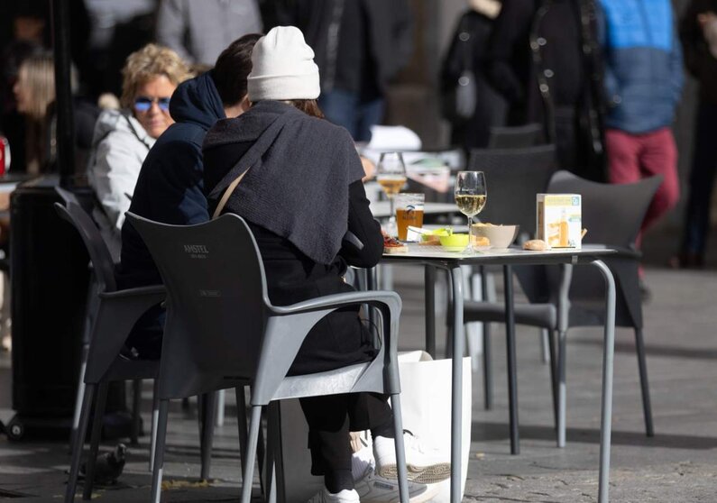  Archivo - Varias personas en la terraza de una bar, a 4 de diciembre de 2023, en Madrid (España). - Eduardo Parra - Europa Press - Archivo 