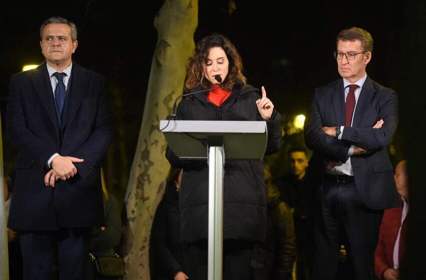  La presidenta de la Comunidad de Madrid, Isabel Díaz Ayuso (c), y el presidente del Partido Popular, Alberto Núñez Feijóo (d), participan en el acto de homenaje y recuerdo a Gregorio Ordóñez, en los Jardines de Gregorio Ordóñez, a 23 de enero de 2024, en - Gustavo Valiente - Europa Press 