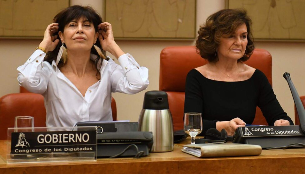  La ministra de Igualdad, Ana Redondo (i) y la diputada del PSOE y exvicepresidenta primera del Gobierno Carmen Calvo (d), durante la Comisión de Igualdad, en el Congreso. - Fernando Sánchez - Europa Press 