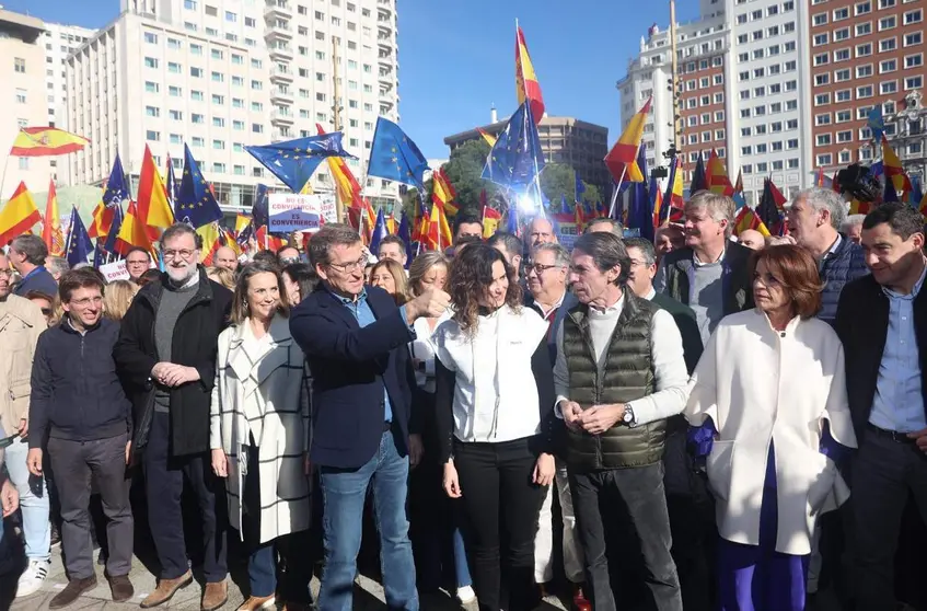  (I-D) El secretario general del PP de Madrid, Alfonso Serrano, el alcalde de Madrid, José Luis Martínez-Almeida, el expresidente del Gobierno, Mariano Rajoy, la secretaria general del PP, Cuca Gamarra, el presidente del Partido Popular, Alberto Núñez Feij - Ricardo Rubio - Europa Press 