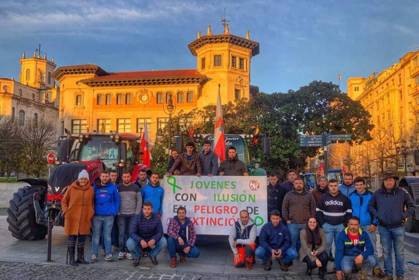  Ganaderos que pernoctaron anoche en el centro de Santander - UGAM-COAG 