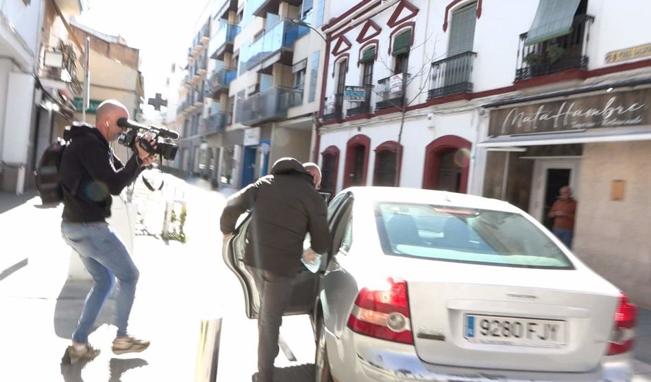  El párroco de Don Benito detenido por tráfico de drogas sube a un coche tras quedar en libertad provisional. - EUROPA PRESS 