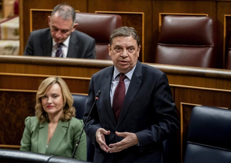  El ministro de Agricultura y Pesca, Luis Planas, interviene durante la sesión plenaria en el Congreso de los Diputados, a 21 de febrero de 2024, en Madrid (España). - A. Pérez Meca - Europa Press 