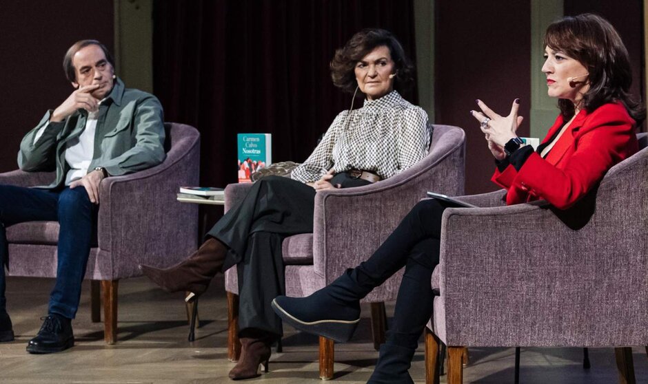  (I-D) El periodista Isaías Lafuente; la exvicepresidente del Gobierno, Carmen Calvo, y la politóloga Cristina Monge durante la presentación del libro ‘Nosotras’ de Carmen Calvo, a 26 de febrero de 2024, en Madrid (España). - Carlos Luján - Europa Press 