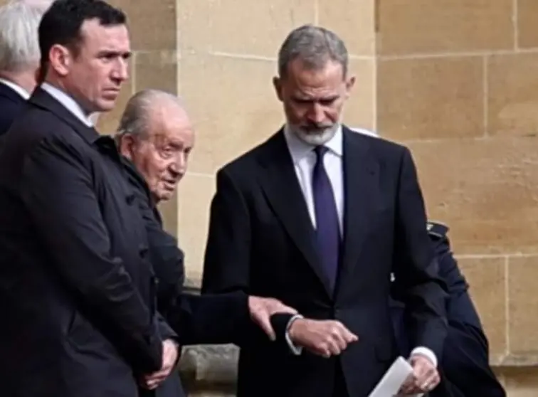  El rey Juan Carlos I saliendo del brazo de su hijo, el rey Felipe VI, del funeral por Constantino de Grecia en el Palacio de Windsor 