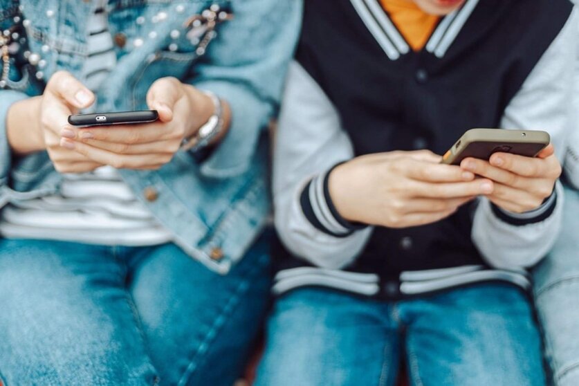  Adolescentes, adicción al teléfono, jóvenes, nuevas tecnologías, redes sociales 