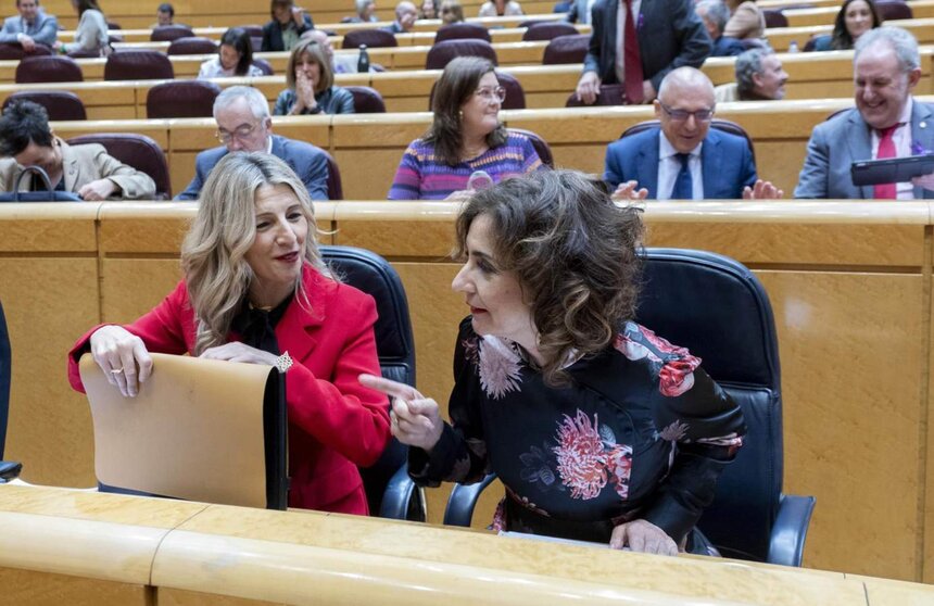  La vicepresidenta segunda y ministra de Trabajo, Yolanda Díaz (i) y la vicepresidenta primera y ministra de Hacienda, María Jesús Montero. - Alberto Ortega - Europa Press 